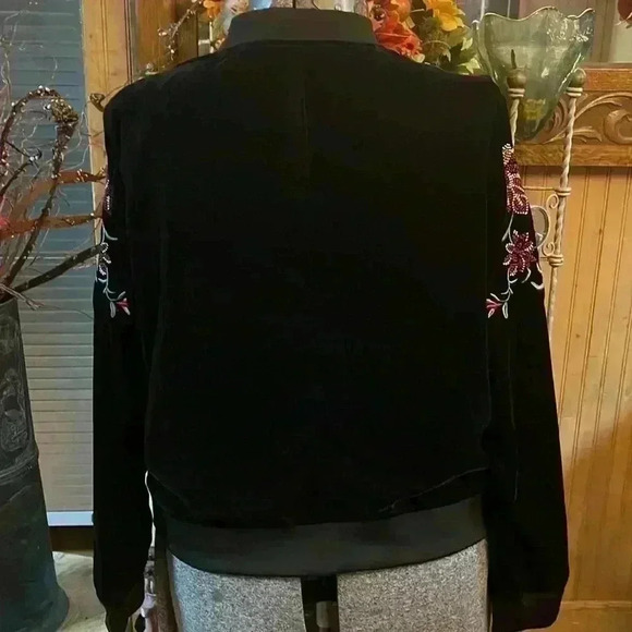 Anna, a new approach women’s extra large velvet like zip up jacket. - Picture 5 of 12